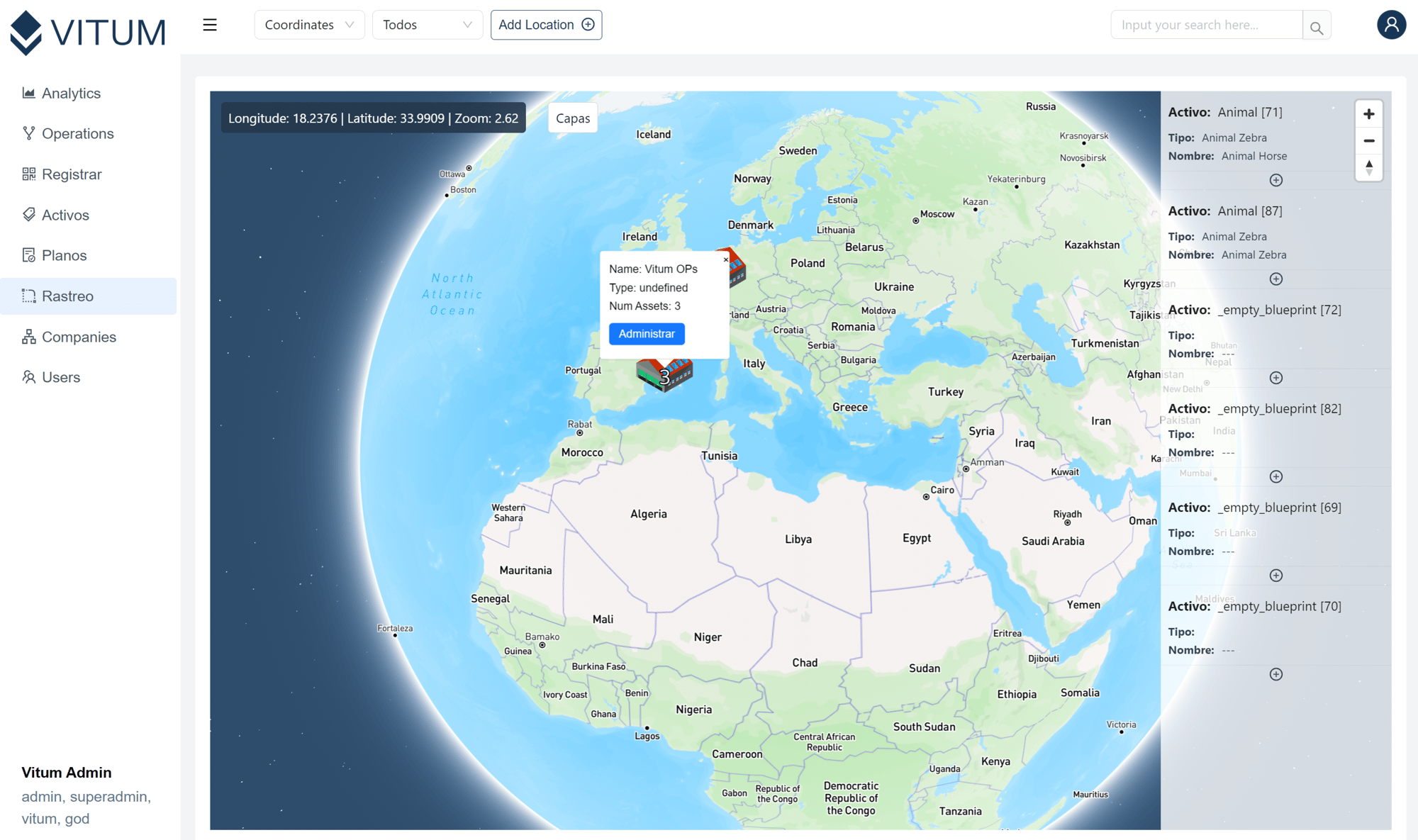 Captura de pantalla del software Vitum mostrando un mapa global interactivo con varios indicadores y opciones de menú para gestión logística, incluyendo ubicaciones y detalles de activos, proporcionando una herramienta para el seguimiento global.